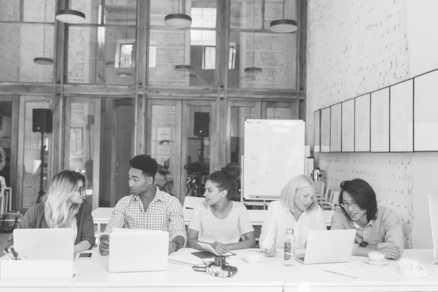 Participants collaborant lors d'une session de formation